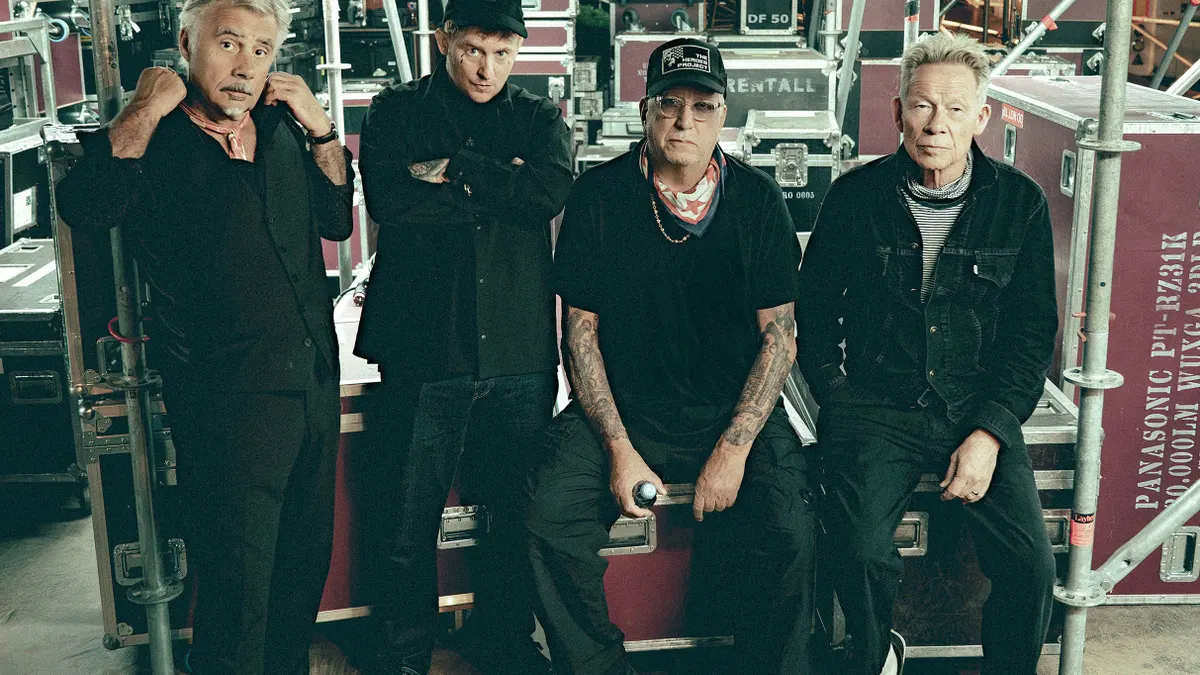 SEX PISTOLS (Steve Jones, Paul Cook, Glen Matlock) ft. Frank Carter