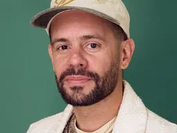 Chris Andrade: M.U.T.A.R (En Español)