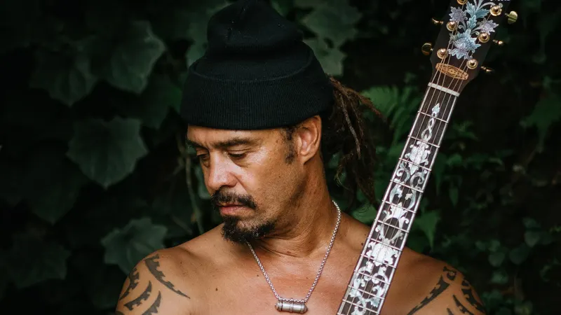 Michael Franti Trio - Heartstrings & Dynamite